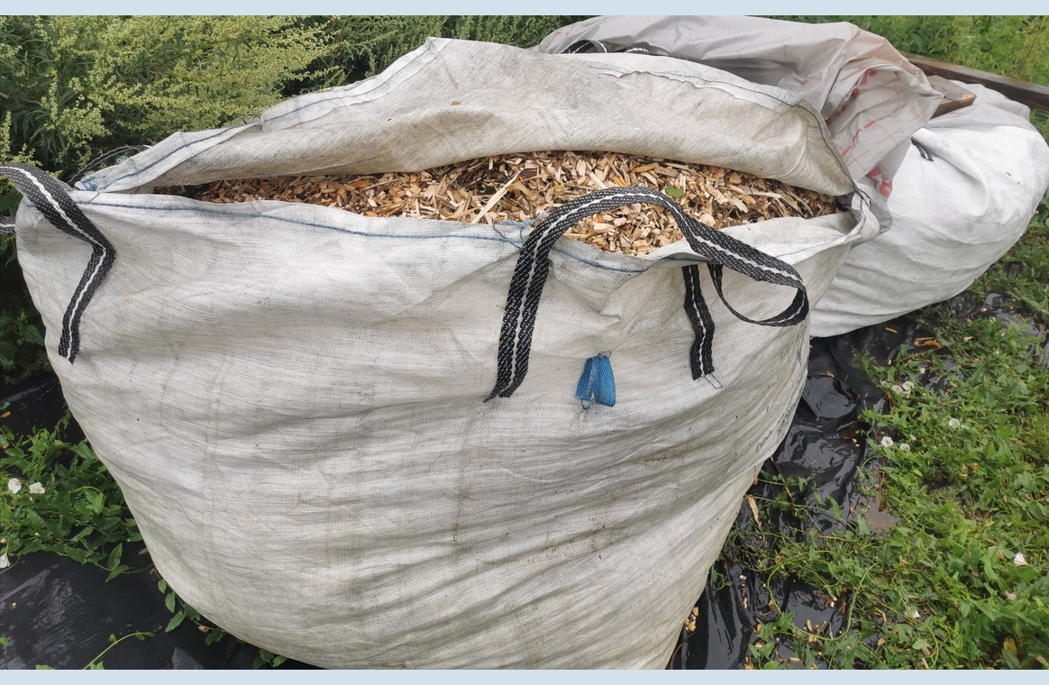 Ну что это такое? В этом Биг-Бэге меньше куба. На весь сад - это пробник. 