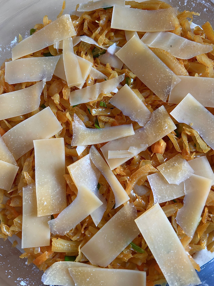 На это раз сыр слайсами просто нарезала.