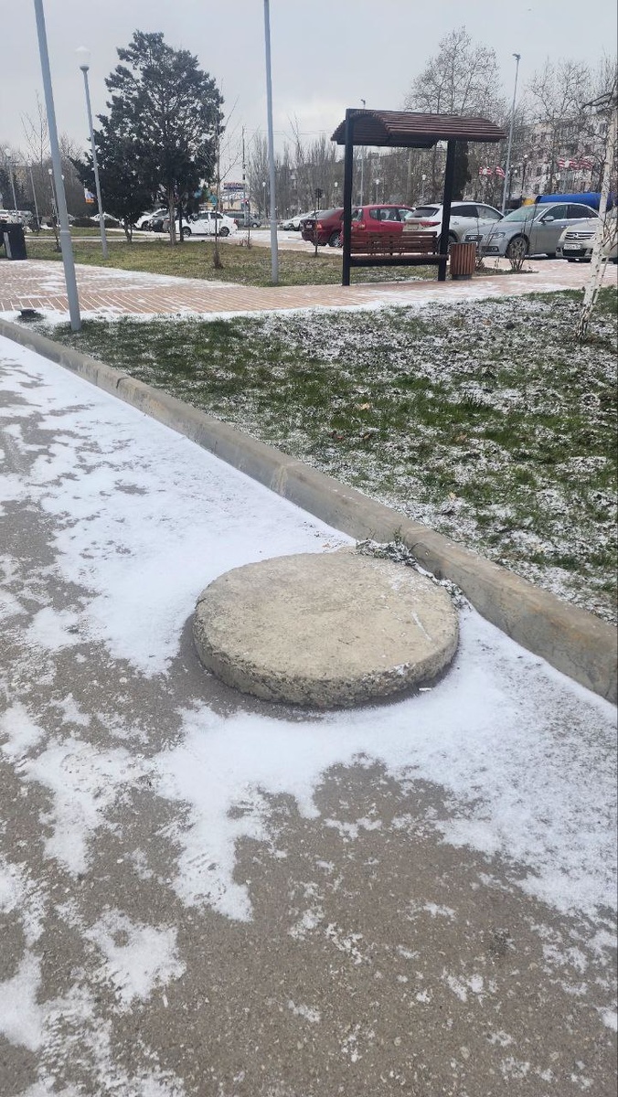 Канализационный люк после благоустройства в Керчи