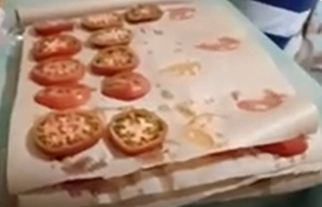 Вот так стопой укладываем дольки помидор.