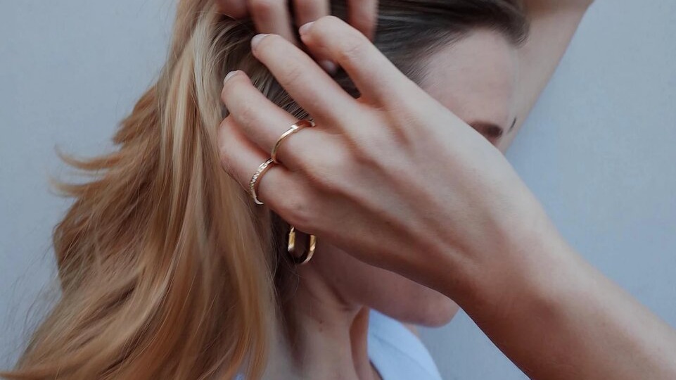 Узнала у трихолога, почему выпадают волосы и на что обратить внимание, чтобы улучшить состояние локонов