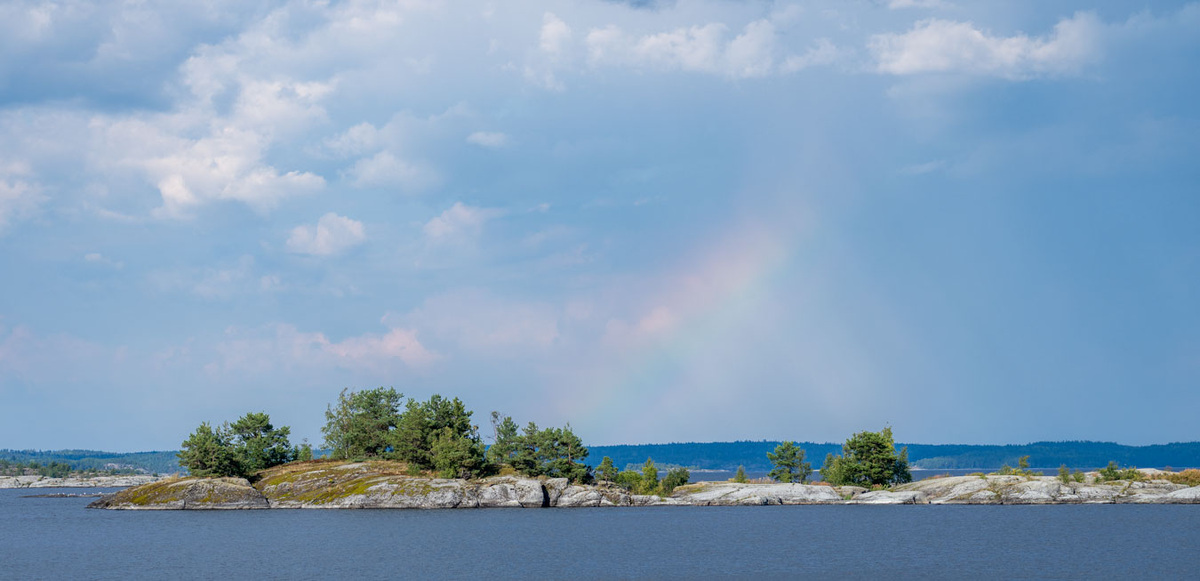 Радуга над озером.