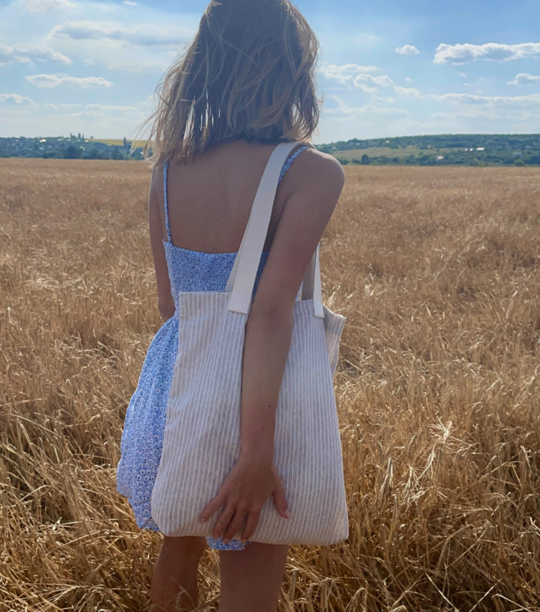 Всё больше людей вдохновляются коттеджкор одеждой: свободные силуэты, натуральные ткани, винтажные элементы и минималистичная романтика стали настоящей находкой для тех, кто ценит комфорт.