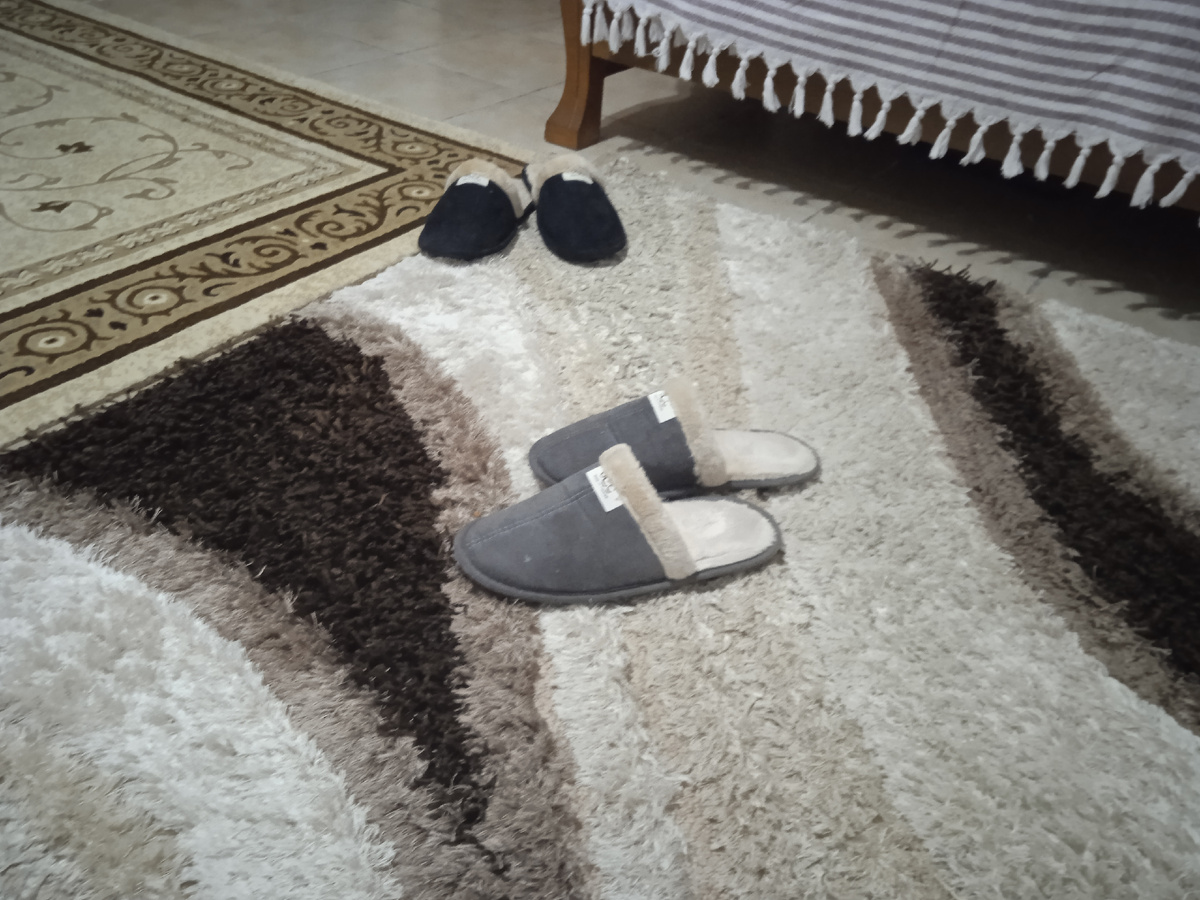 Разномастные ковры не украшают интерьер, но реально греют