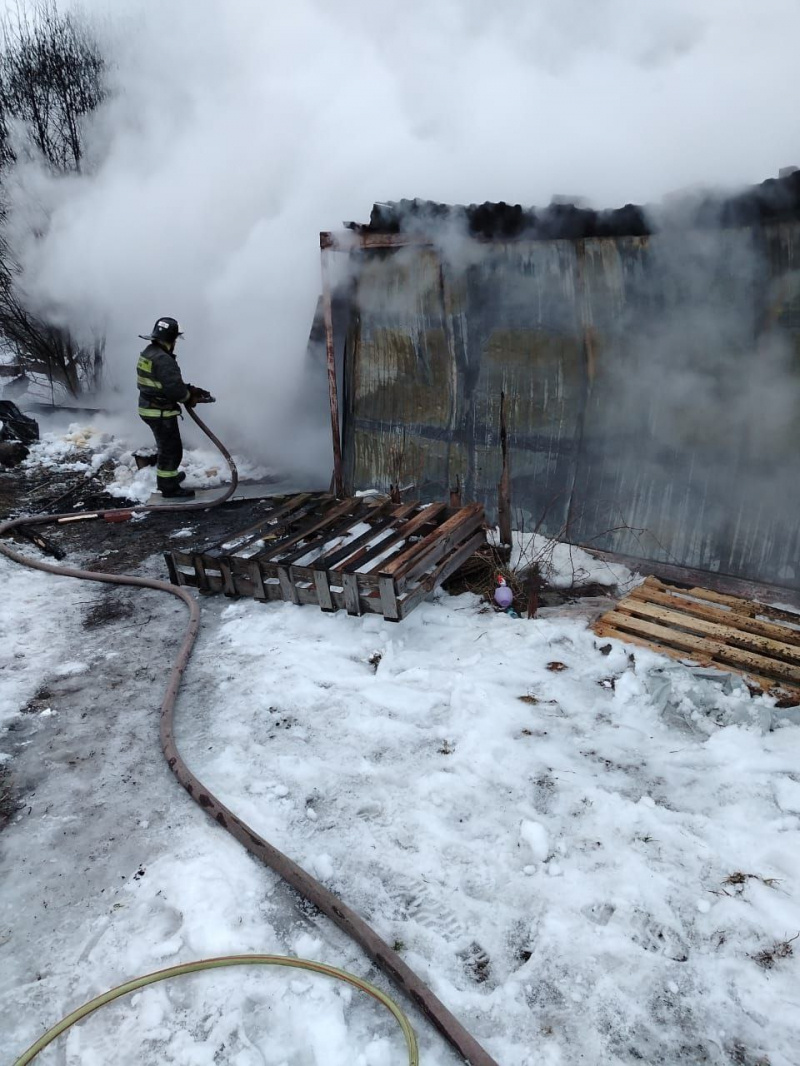    Бытовка с тремя газовыми баллонами загорелась в КарелииГоскомитет Карелии по безопасности