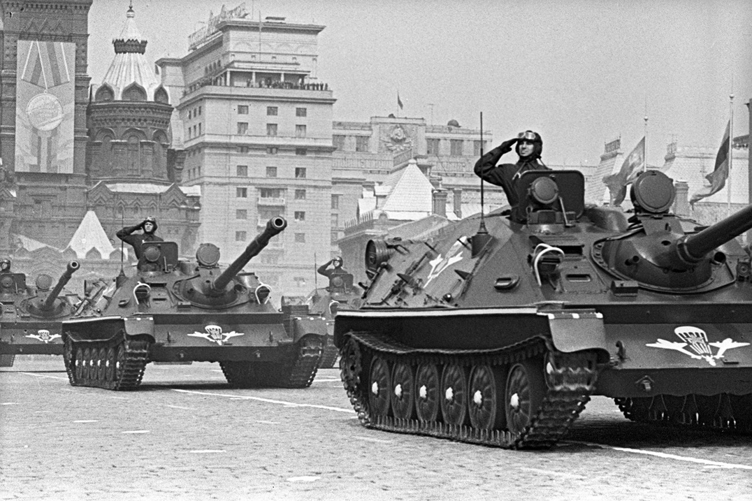 СУ-85 на параде 9 мая 1965 года