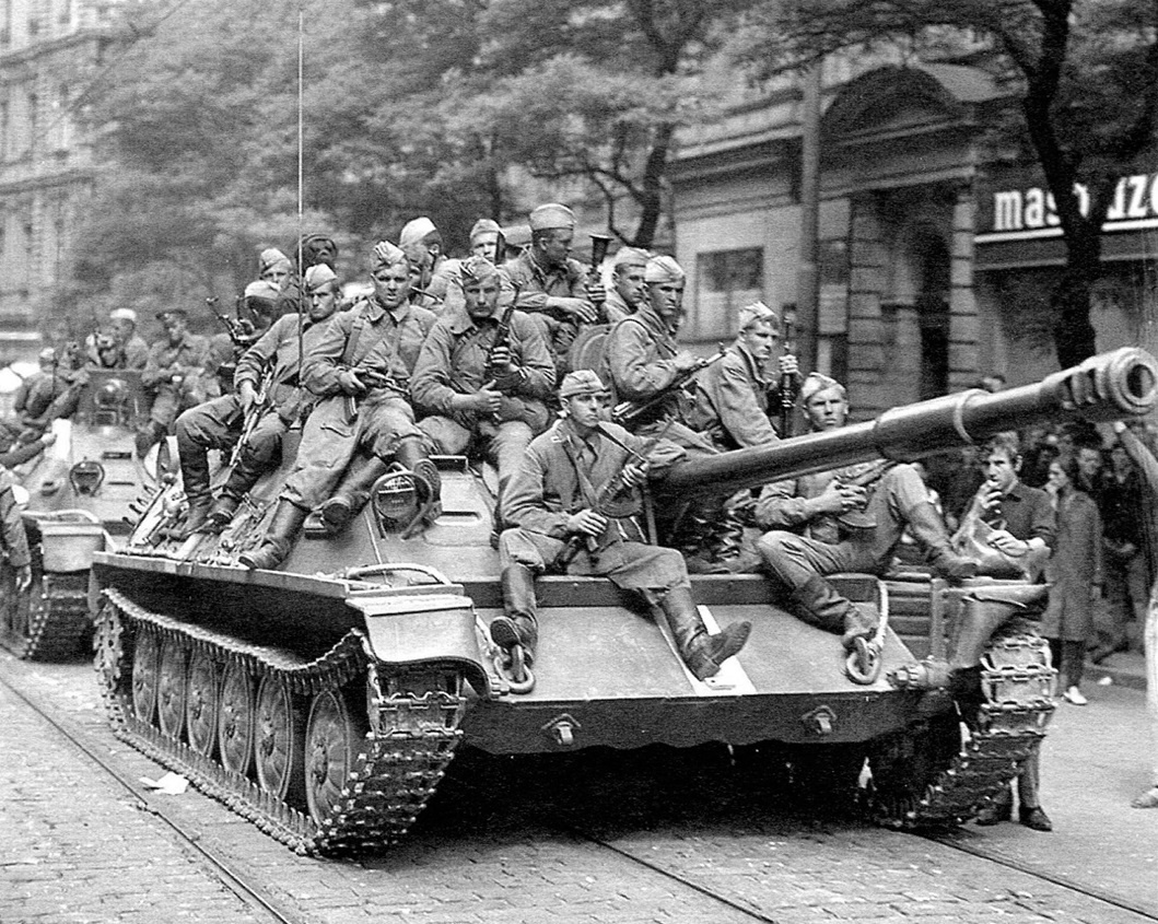 СУ-85 в Праге в 1968 году