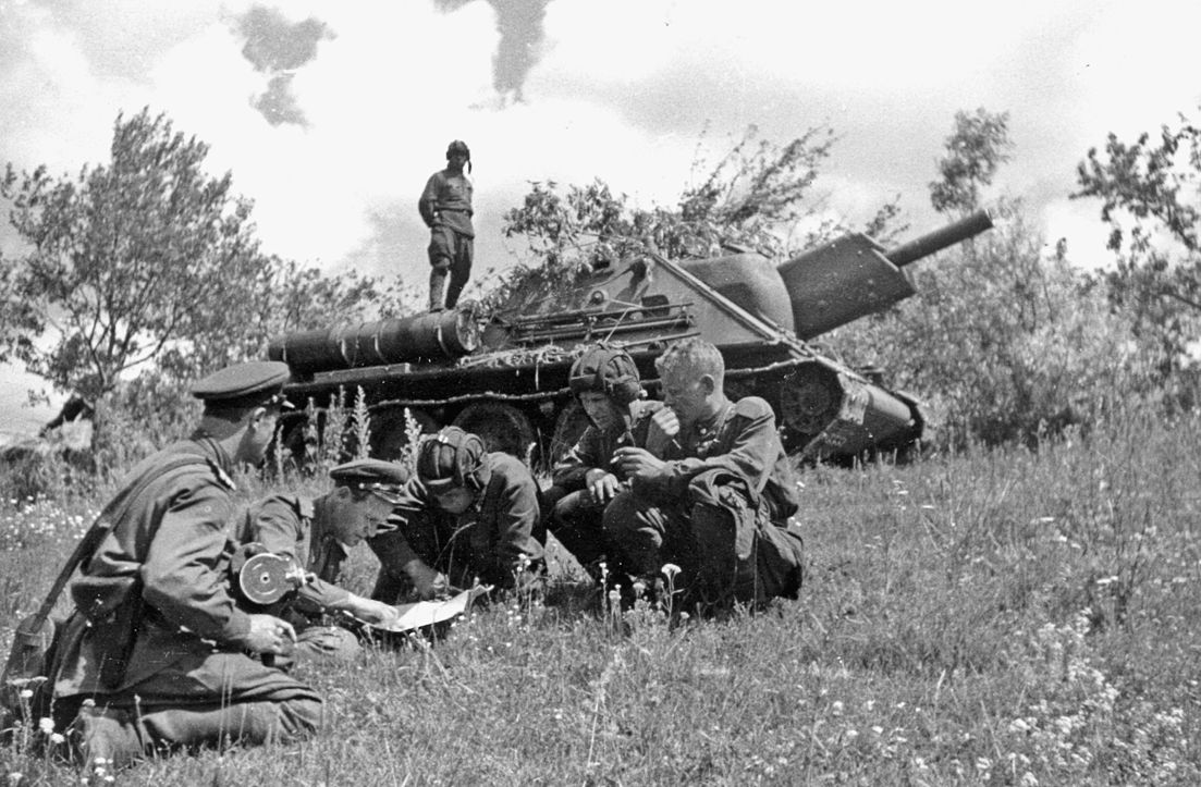 Экипаж СУ-122 получает боевую задачу. 1943 год