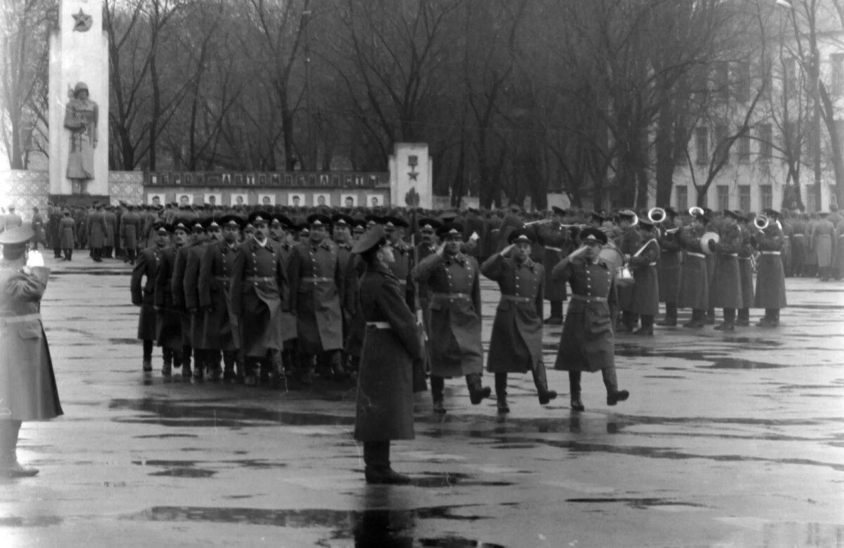 Этот плац и штаб части,но уже в 1985 г. Офицеры, тоже идут строевым шагом..