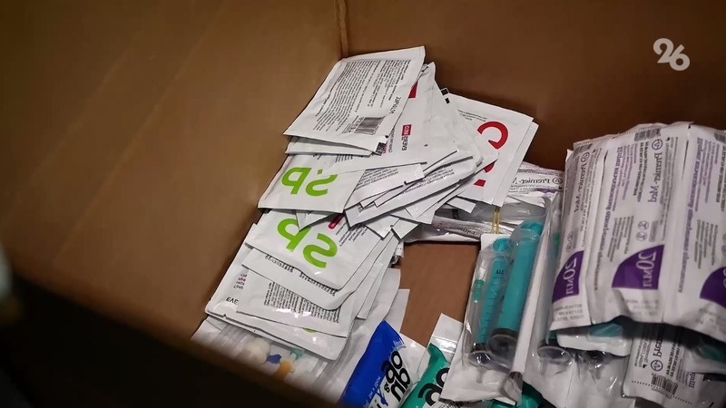    Коробка с лекарствами для участников СВО Фото: Максим Семашко / / ИА «Победа26»