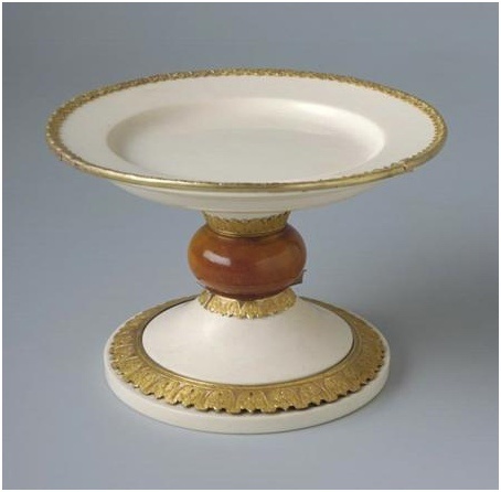 1788 г. Из состава литургического прибора, вложенного великой княгиней Марией Федоровной в Успенский собор. Резьба по кости выполнена императрицей Марией Федоровной. Кость, золото, янтарь, гравировка.