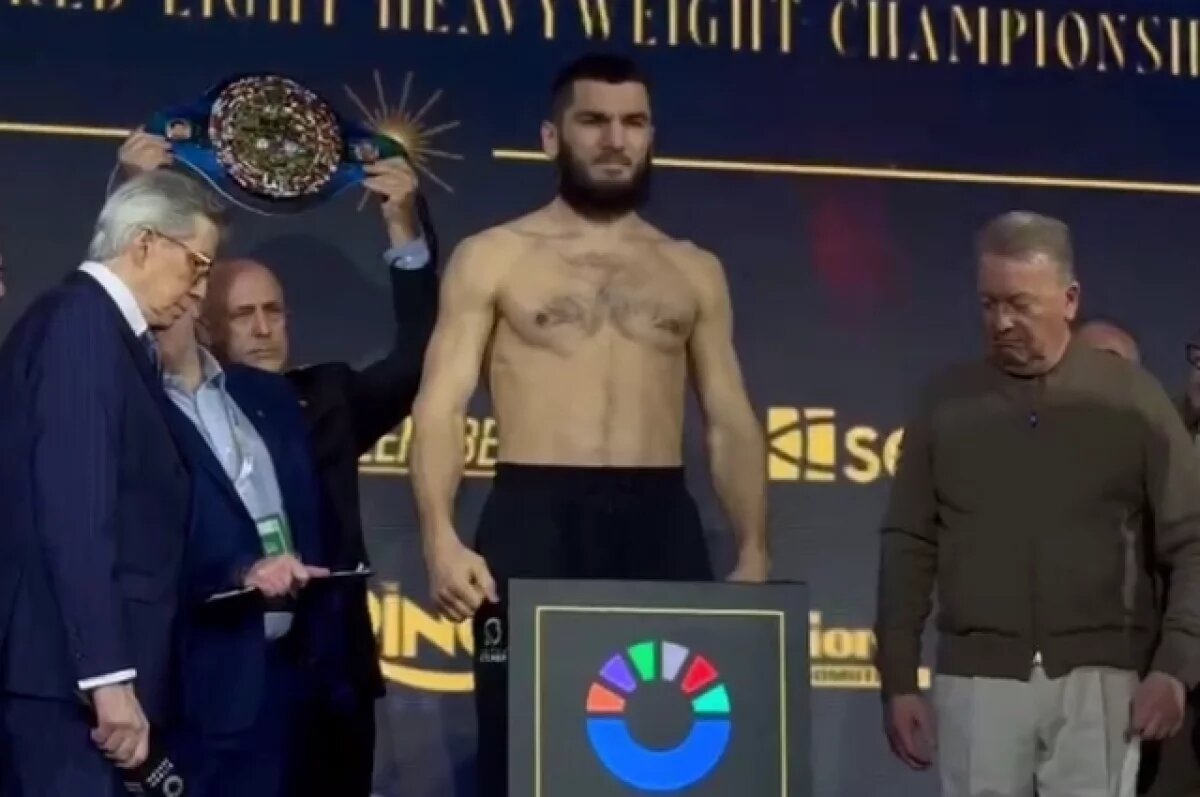    Чеченский боксёр Артур Бетербиев оказался тяжелее Бивола перед реваншем