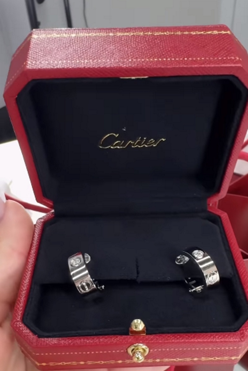 Кристина Черкасова получила в подарок серьги Cartier. Фото: соцсети