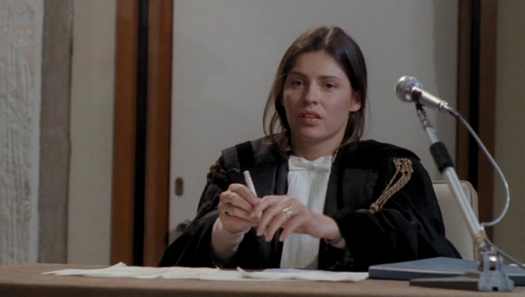 Пролистните изображение, чтобы увидеть следующий кадр из фильма «Каморрист» (1986)