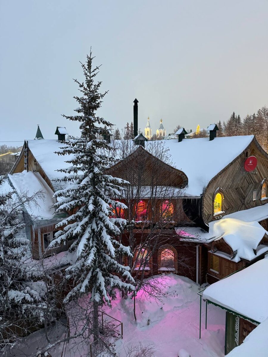 В Салехарде мы остановились в отеле, напоминавшем деревянный терем