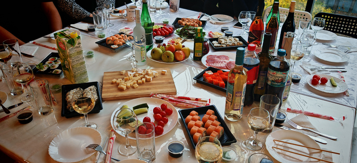 Ко дню рождения мальчиков в детском центре на взрослый стол я делала заказ роллов как раз из Yoko. 