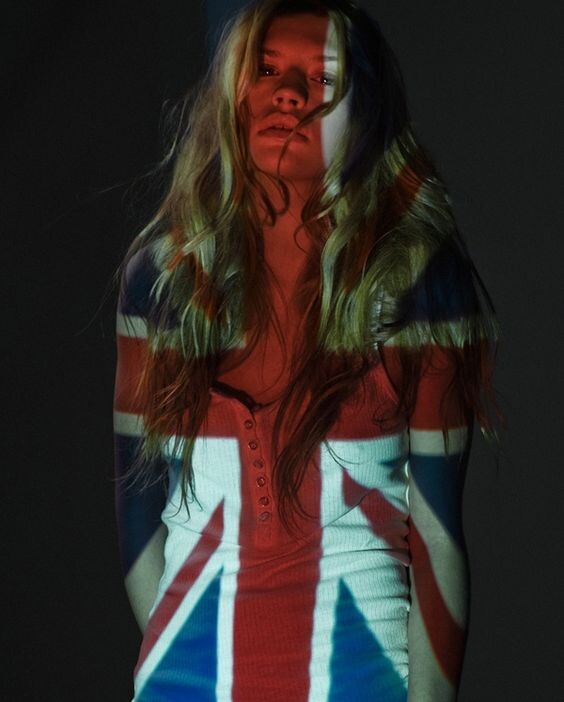 Эта деваха из колонны британских няшек. Источник изображения: https://ru.pinterest.com/pin/28921622577602954/