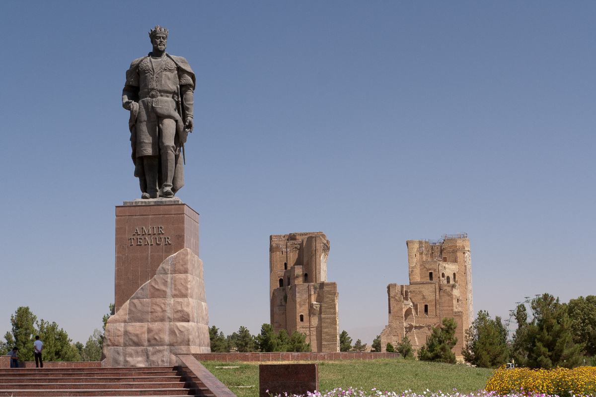 Статуя Тамерлана в Шахрисабзе (Узбекистан). Авторство: Ekrem Canli. File:Aq-Saray Palace Shahrisabz.jpg, CC BY-SA 3.0, https://ru.wikipedia.org/w/index.php?curid=7427632