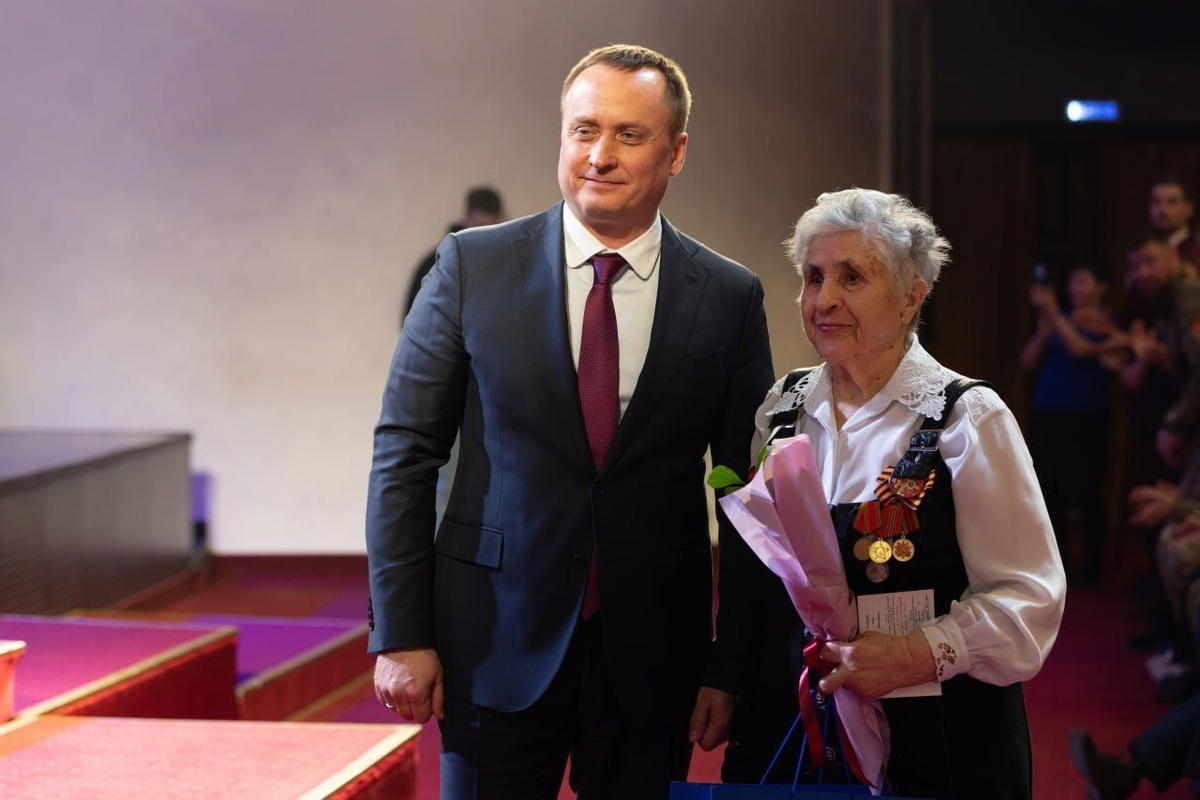    Глава Сургута вручил медали к юбилею Победы ветеранам Великой Отечественной войны