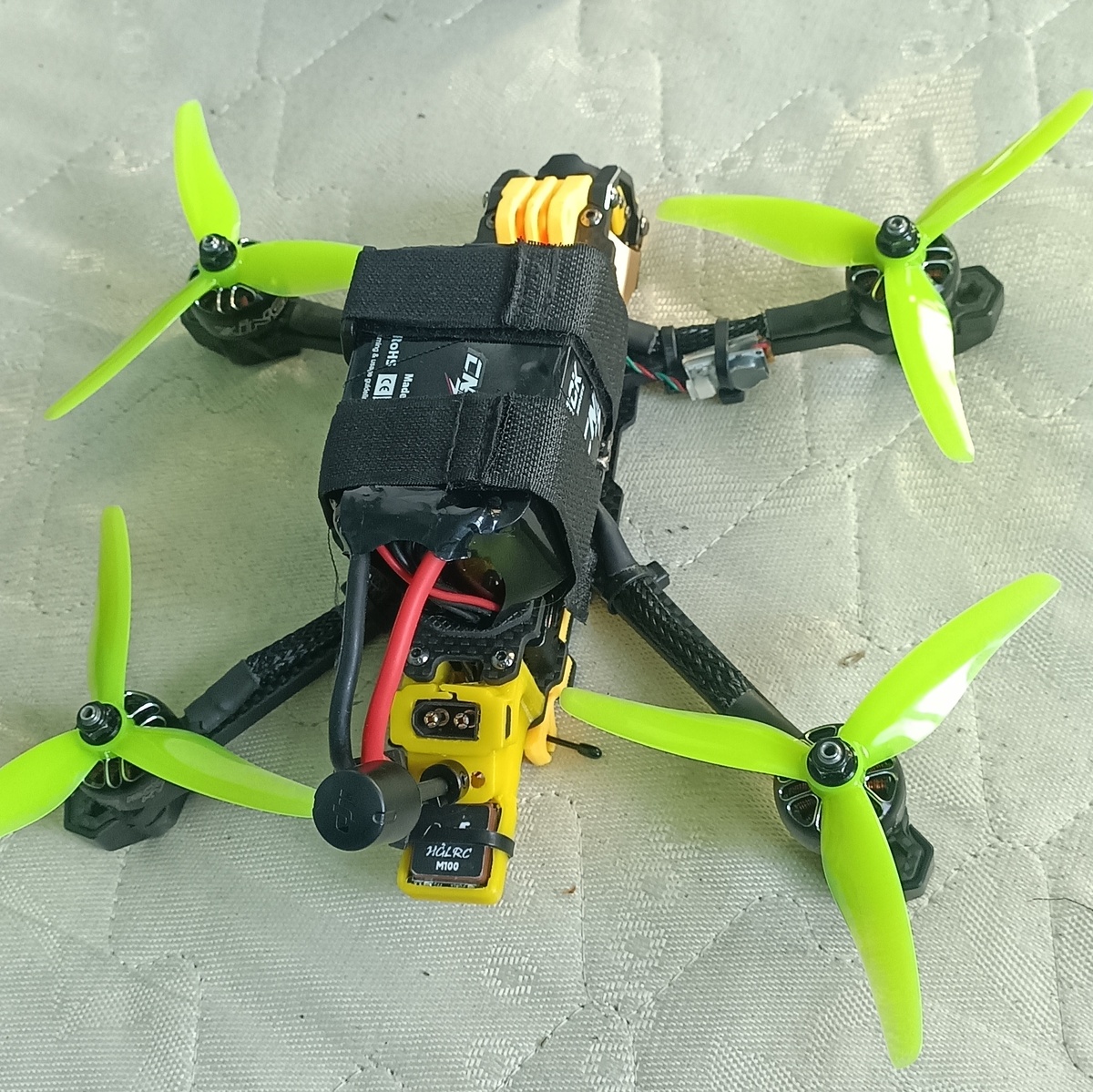 Чтобы правильно ориентировать магнитометр(компас) на GPS HGLRC M100 5883, необходимо сделать следующее:
1. Установить его на расстоянии от платы управления, ESC, и видеопередатчика, а также самое главное от рамы (рама очень сильно мешает ориентации компаса, рама как сплошной магнит). Самое идеальное положение это сзади. Не в коем случаи не устанавливайте сверху на маунт, только если на мачту(но это не практично, лучше сзади). 
2. Правильно установить настройки в INAV то есть его ориентация компаса и здесь самое главное понять где у него перед. Вся проблема лежит в настройках. Нужно установить в настройках следующее: flip(перевернут), далее 180 градусов, если светодиоды смотрят назад по отношению к дрону. И все будет работать. После правильной ориентации в настройках INAV вы увидите что стрелка магнитометра указывает в бок, не бойтесь так и должно быть. Вот и все, всем удачи.    