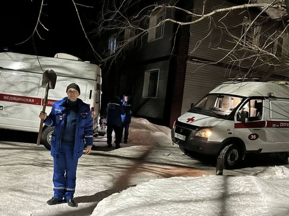    Бригада скорой помощи застряла в снегу. Источник: t.me/ssmpbiysk