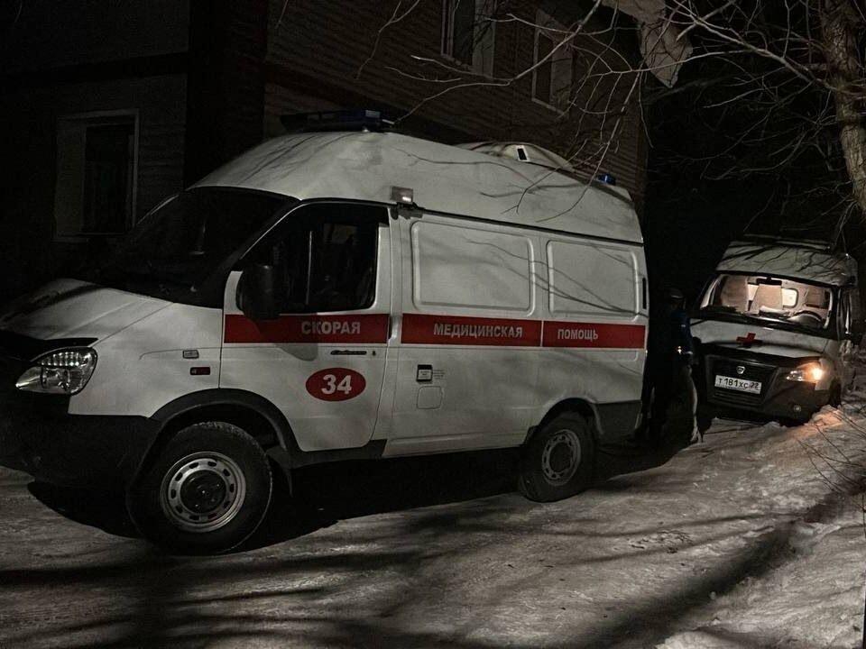    Бригада скорой помощи застряла в снегу. Источник: t.me/ssmpbiysk