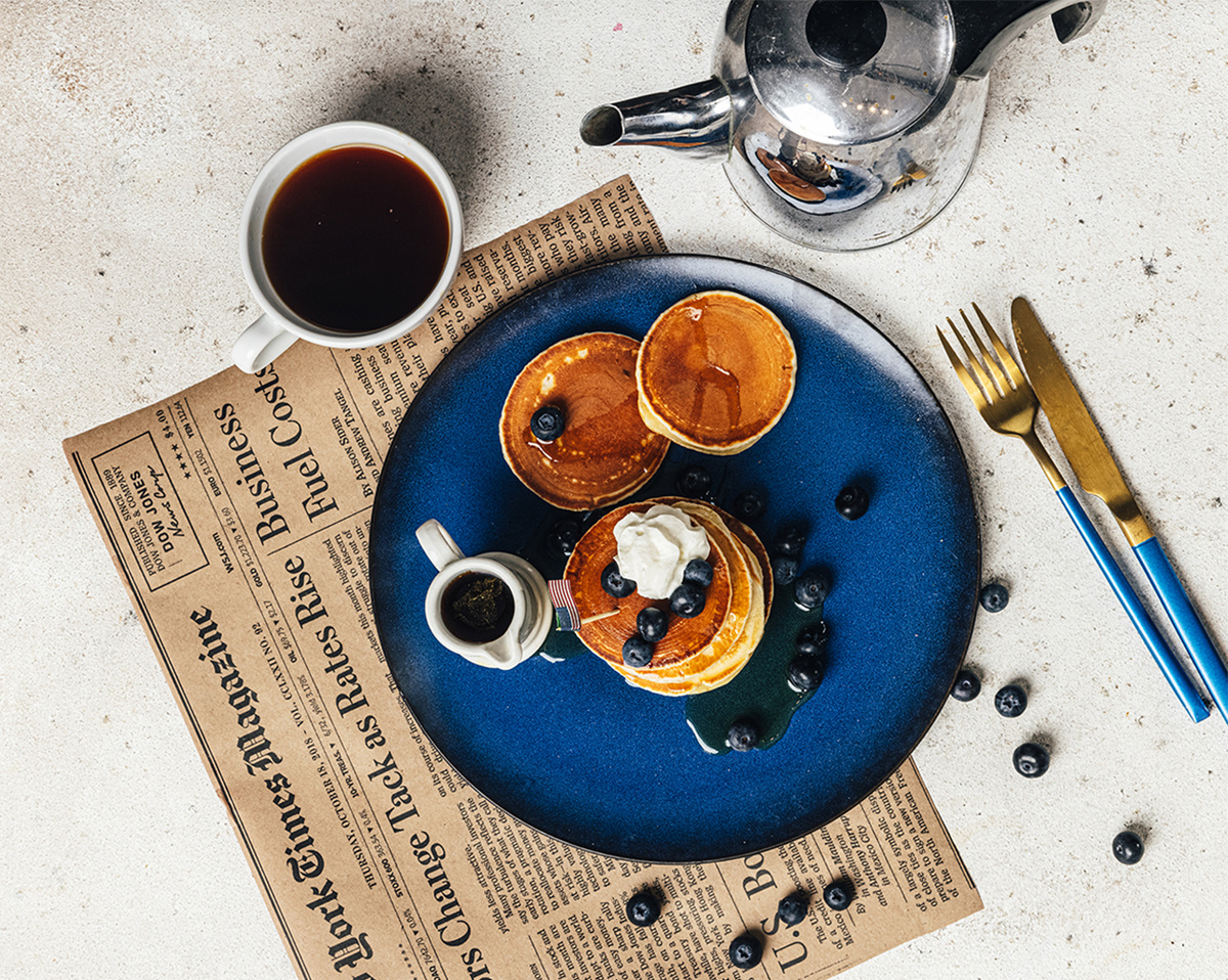 Панкейки — традиционный американский завтрак — чуть больше наших оладий, но не менее пышные.