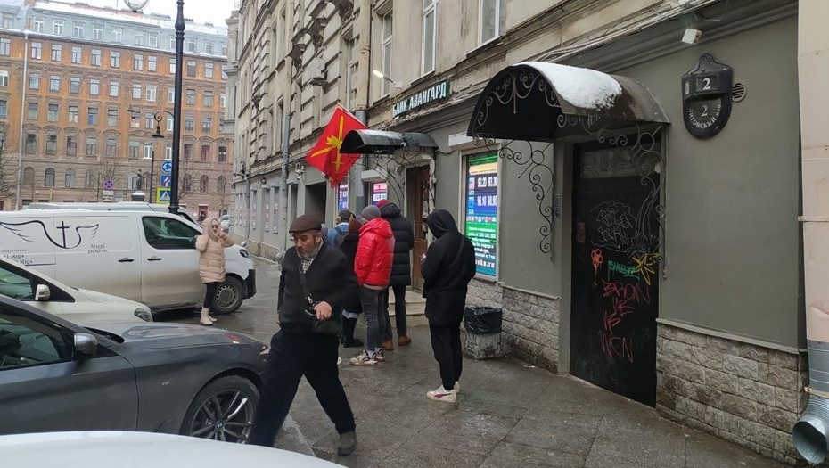    Очередь у Центра обмена валюты СКВ "Лиговский" в Петербурге, февраль 2025 года. Автор фото: "Деловой Петербург"