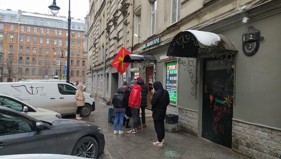    Очередь у Центра обмена валюты СКВ "Лиговский" в Петербурге, февраль 2025 года. Автор фото: "Деловой Петербург"