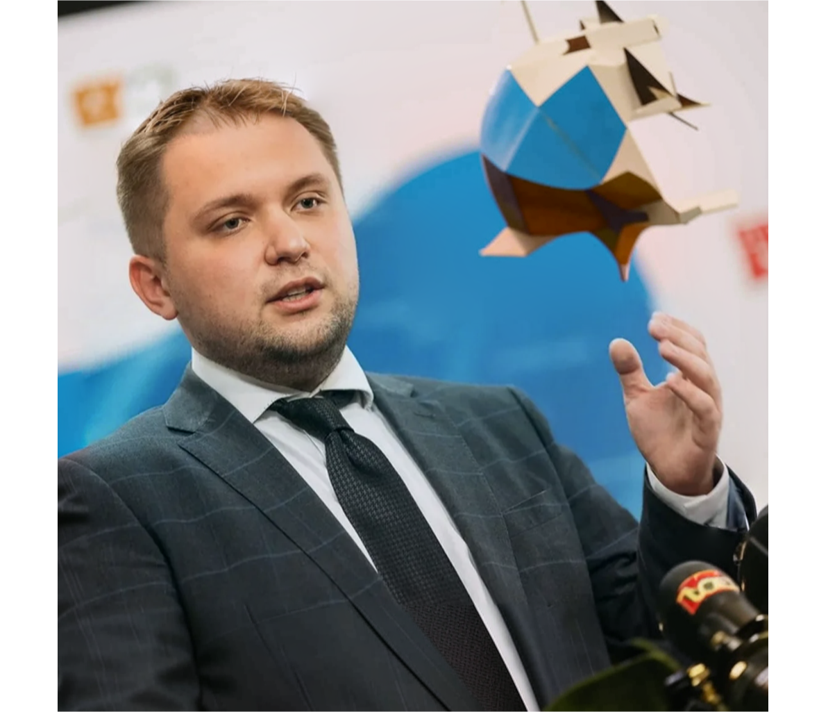 Вице-спикер Госдумы Борис Чернышов, с заботой об одиноких