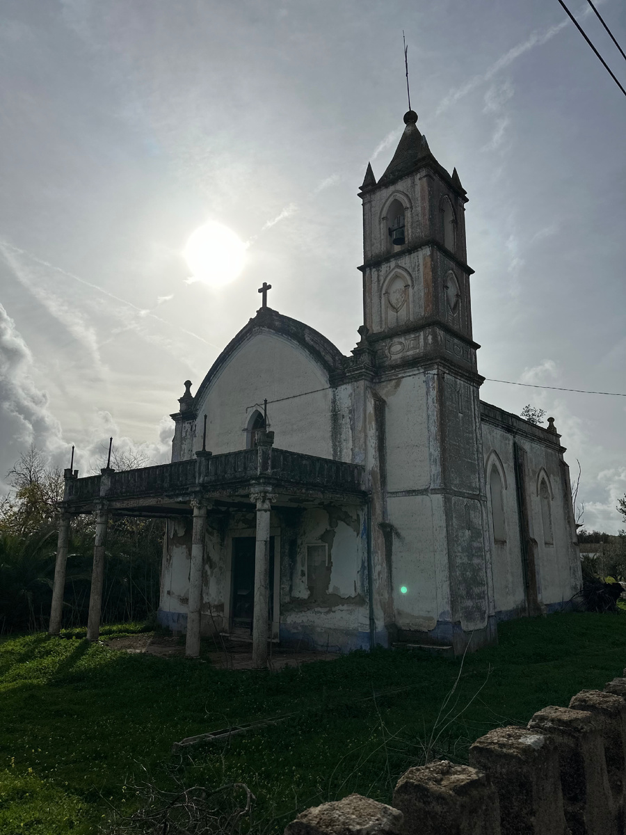 
Зимой 2024 года я оказался на юге Португалии, где среди холмов и разбросанных деревень нашел заброшенную церковь. Ее высокий силуэт выделялся на фоне пустынного пейзажа, а единственным звуком был редкий гул ветра, проникающий сквозь трещины в стенах.