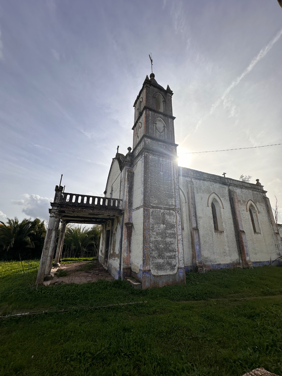 Церковь была в запустении: облупившаяся штукатурка, следы влаги на потолке, сорванные двери. Но внутри все еще оставались предметы прошлого.