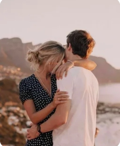 Марина приехала к Антону в Москву.