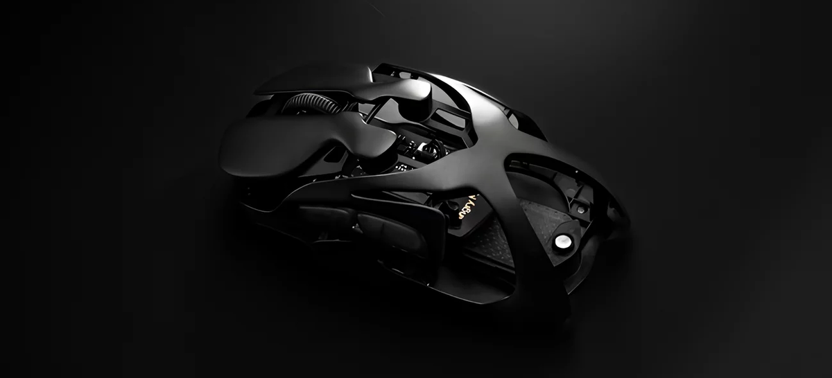 Компания Angry Miao анонсировала AM INFINITY MOUSE — беспроводную игровую мышь, бросившую вызов традиционным ограничениям. Устройство сочетает в себе футуристичный дизайн, вдохновленный гоночными технологиями, и инновации, которые могут перевернуть представление о геймерских аксессуарах.

Главный козырь новинки — запатентованная система питания, которая, по заявлениям разработчиков, устраняет необходимость в подзарядке. Детали технологии пока не раскрываются, но известно, что даже с батареей 340 мА*ч мышь способна работать «бесконечно» долго. Это стало возможным благодаря оптимизации энергопотребления — например, оптические микропереключатели здесь не только увеличивают отзывчивость, но и сокращают расход заряда.