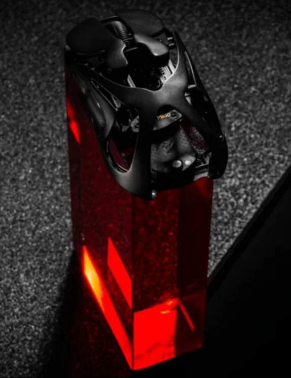 Полный список характеристик устройства выглядит следующим образом:

Частота опроса: 8 000 Гц
Переключатели: Оптические микропереключатели
Датчик: PAW3950
Батарея: 340 мА*ч
Питание: 5В⎓225 мА
Подключение: 2.4G / Bluetooth 5.1 / Проводное
Порт: Type-C
Размеры: 118.0×64.4×39.5 мм
Материалы: Магниево-алюминиевая рама и основание из ПК
Вес: Менее 50 г
Настройки: AM Master (частота опроса, DPI, RGB)
Совместимость: Windows 10 или macOS 12.4 и выше