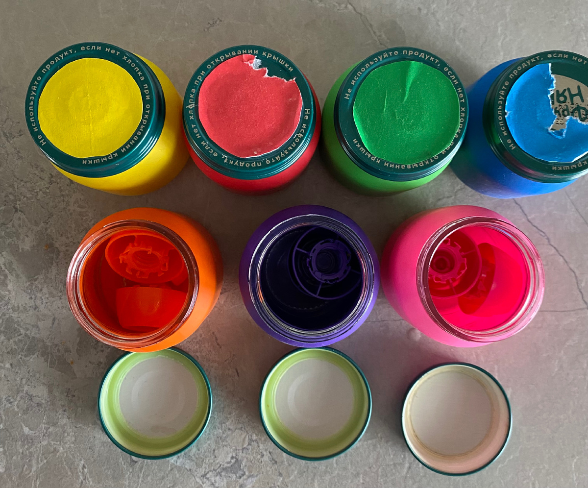 Сортер из баночек и крышек 