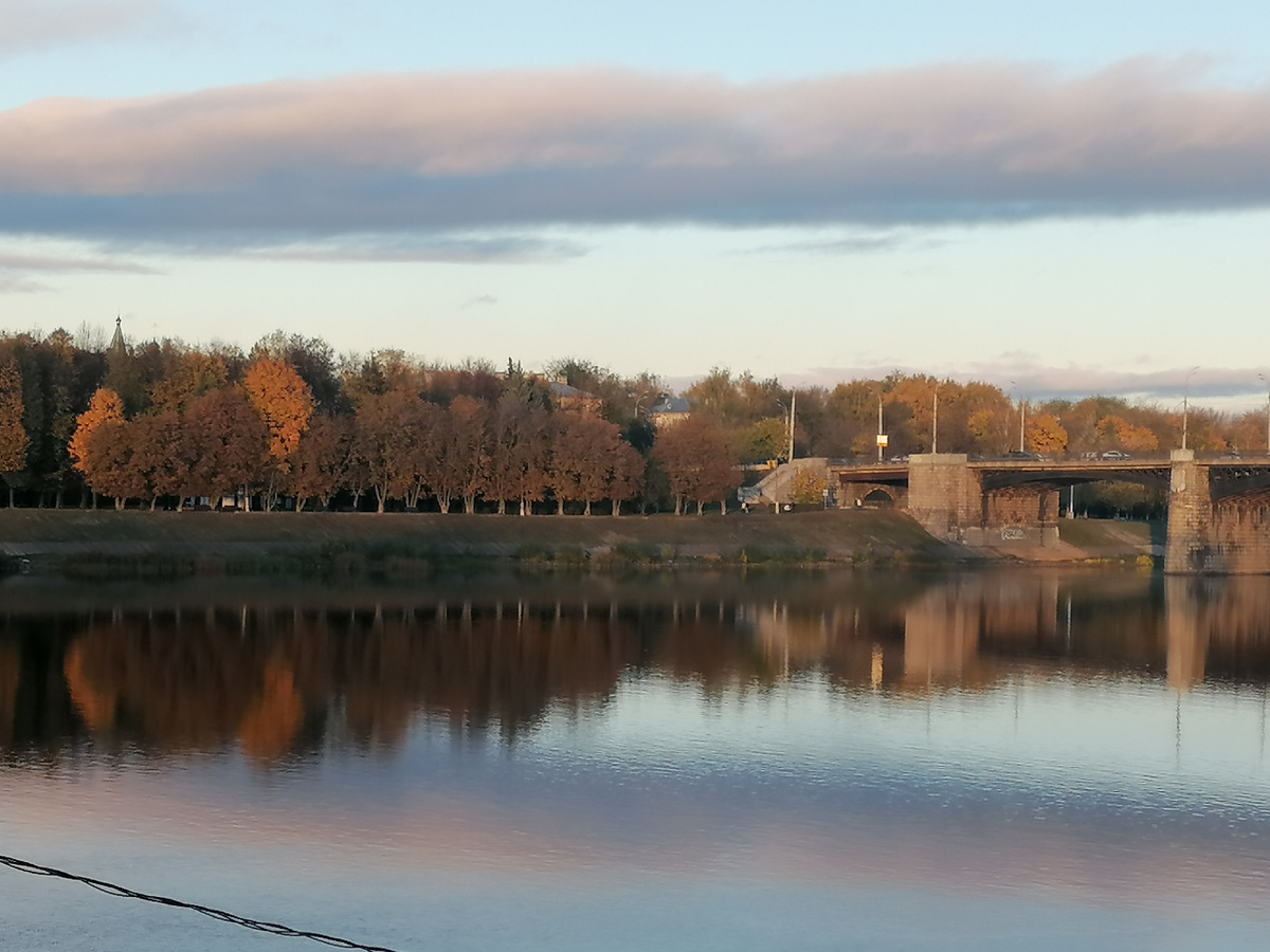 Набережная Афанасия Никитина и Новый Волжский мост. Октябрь 2024 года.