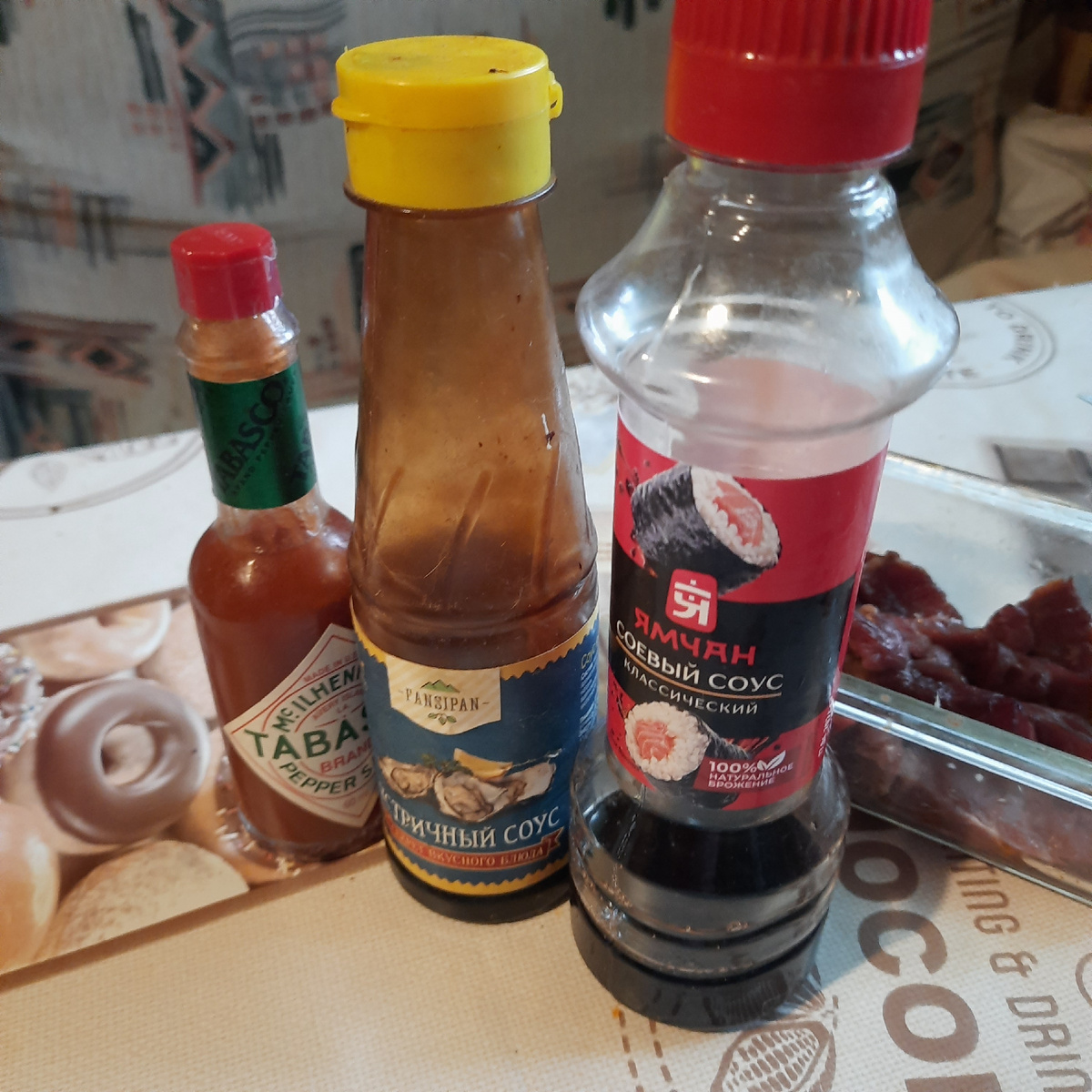 Табаско, устричный соус, соевый соус для маринада. 1 лайм