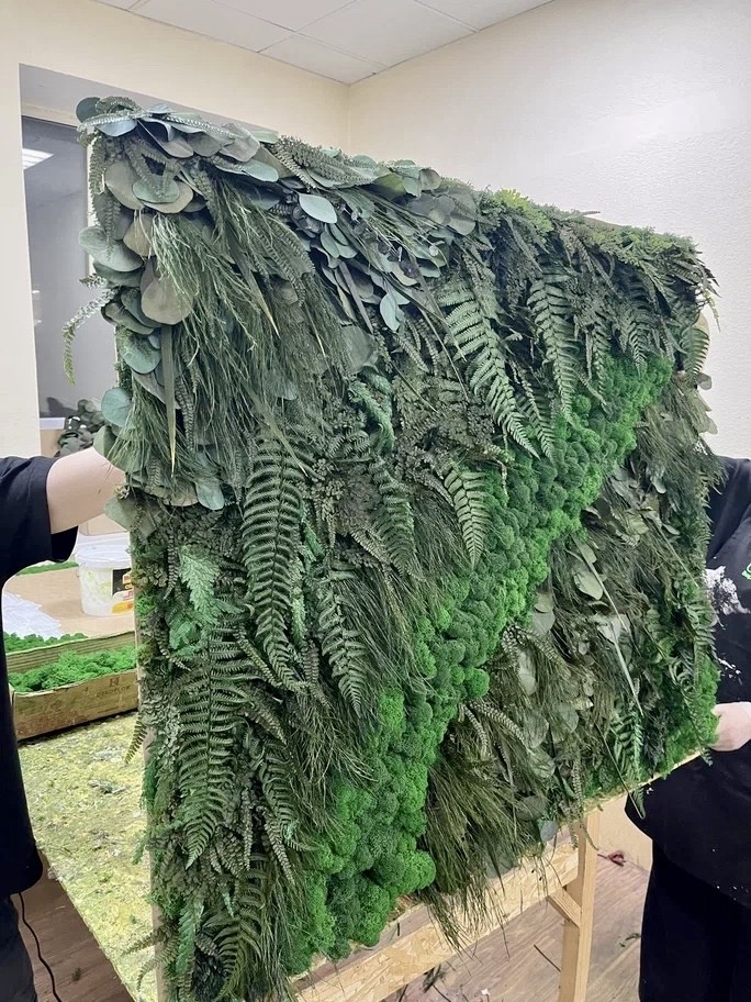 ОЗЕЛЕНЕНИЕ с использованием стабилизированного мха — отличный способ добавить в интерьер природные элементы, не заботясь о регулярном уходе. 

Стабилизированный мох сохраняет свой естественный вид и цвет на протяжении многих лет, не требуя полива, солнечного света или специальных условий. Это делает его идеальным решением для тех, кто хочет создать уютную атмосферу в доме или офисе, но не имеет времени или возможности ухаживать за живыми растениями. 

Кроме того, мох может помочь улучшить качество воздуха и снизить уровень стресса, создавая ощущение спокойствия и гармонии.

📌Выбрать цвет и посмотреть образцы изделий можно у нас в Шоу-Руме по адресу:

г. Москва, ул. Бутырская д. 5 
тел. 8 499 346 6629 + Whatsapp