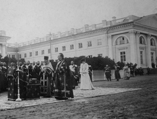 Царская семья в Александровском дворце. Фото из открытых источников.