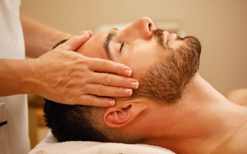  Если ваш мужчина много работает, почему бы не сводить его на массаж? Фото: Изображение%20от%20Drazen%20Zigic%20на%20Freepik">freepic