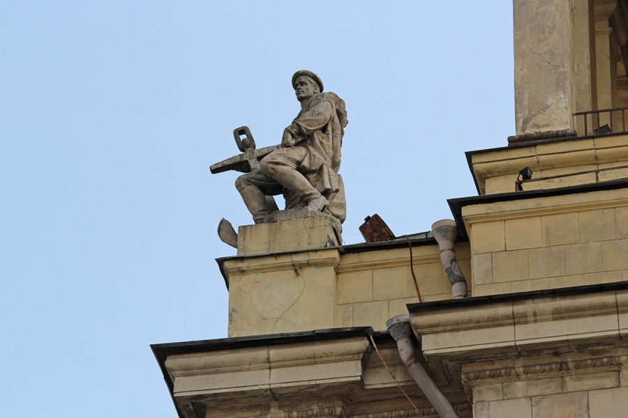 Скульптуры на доме. источник citywalls.ru / автор фото неизвестен 