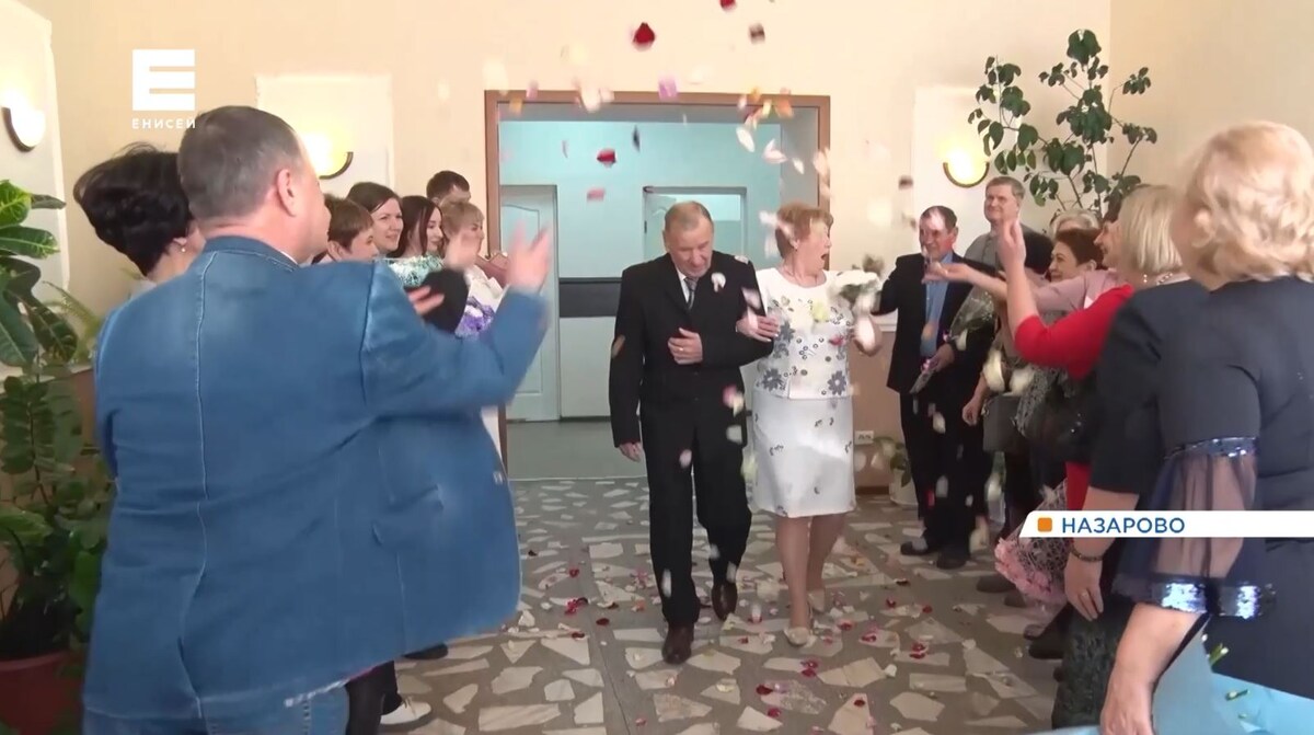     Супруги из Назарова в ЗАГСе отметили золотую свадьбу: вновь обменялись кольцами и станцевали вальс