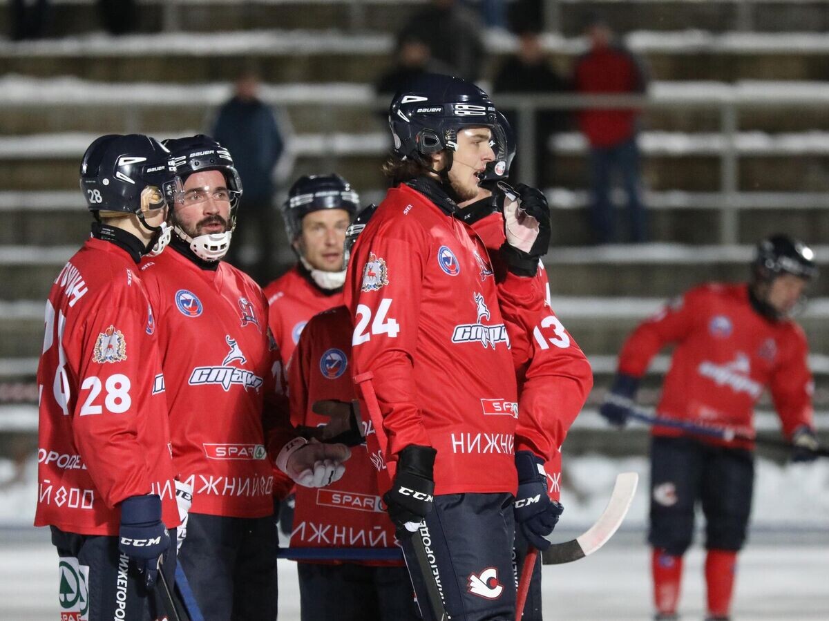    Хоккеисты нижегородского "Старта" в матче чемпионата России по бенди© официальная страница "Газета Футбол-Хоккей НН" ВКонтакте