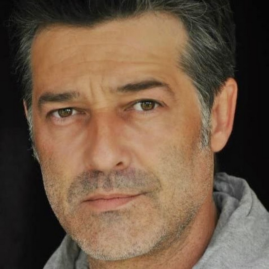 В кине он лучче....красивше...и ...мАложе!!