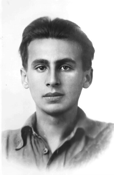 Павел Коган (1918-1942) - русский советский поэт, автор слов песни "Бригантина". Погиб в 1942 году в боях за Новороссийск в возрасте 24 лет. Изображение из открытых источников.