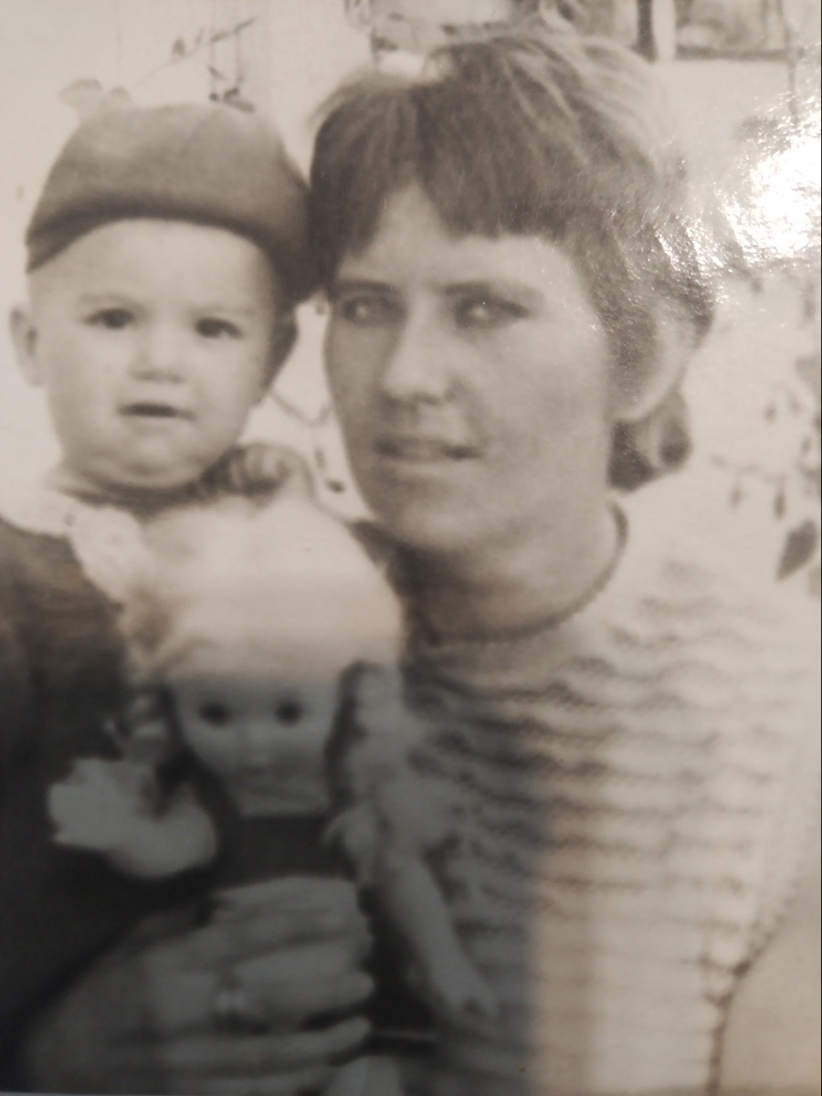 Я и мама. (мне кажется мой младший внук Илья похож на меня на этом фото 🤭
