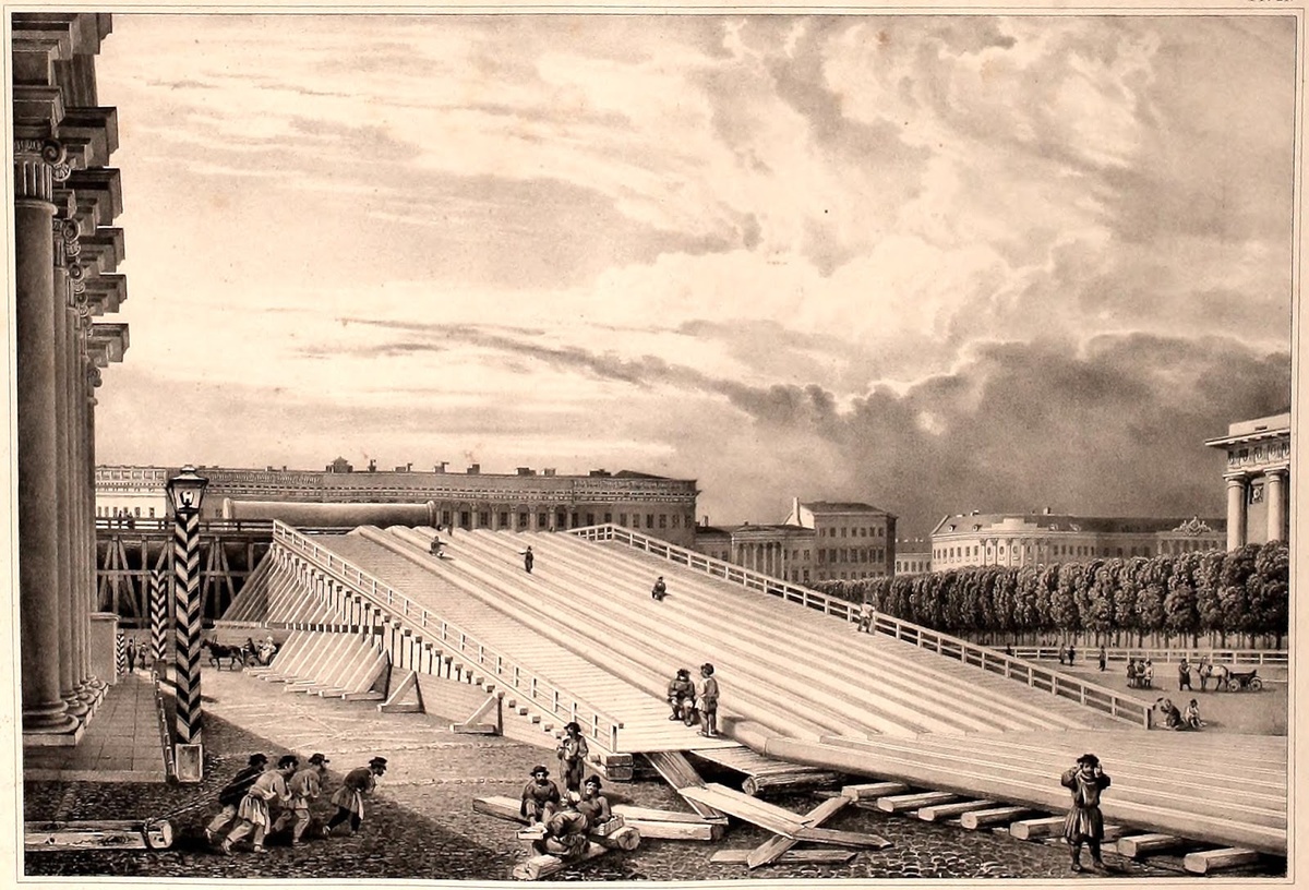 Чтобы осилить эту часть пути, понадобились 9 дней. Колонна поднята по пандусу на “высокую дорожку” (эстакаду) и находится в точке поворота траектории движения. Справа перед деревьями видно ограждение места производства работ, куда так стремились попасть любопытствующие. На фусте колонны не показан один из маяков, но мы помним, что акварель, выполненная на основании чертежей и натурных эскизов - не фотография. Промежуточное кольцевое утолщение предназначалось для выполнения операции подъёма монолита, оно было стёсано после установки колонны.