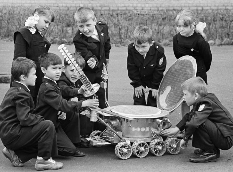 Советские дети над изобретением