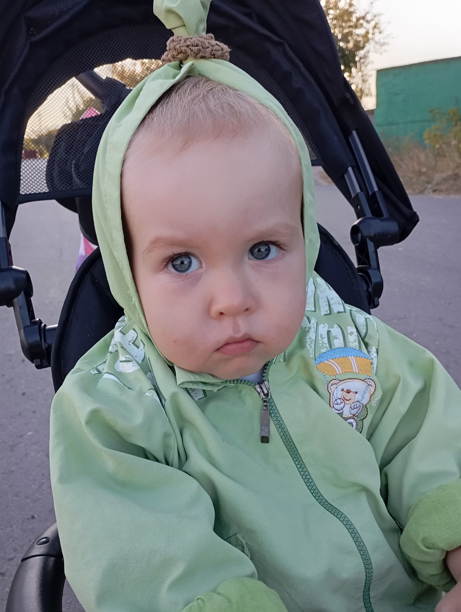 Просто ветер был сильный и срывал капюшон, пришлось обходиться подручными средствами😁